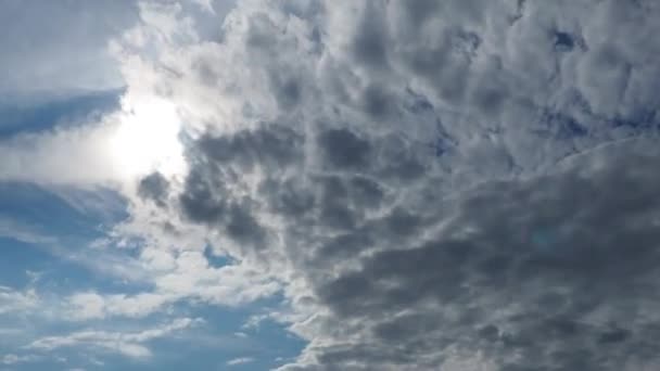 晴れた空に美しい青い雲 ボリュームライト効果 太陽光線は 近づいている闇の雲の後ろに隠されています カミュラス雲 ソーラーディスク トロフィーにおけるコンベンション タイムトラフィック — ストック動画
