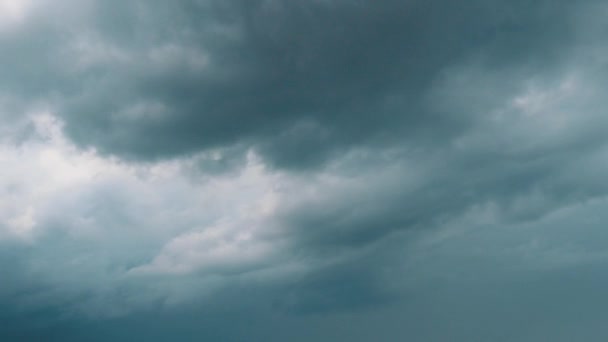 一组云彩 多云决定了天气和气候 阻碍了地球表面的冷却和加热 减少气温的季节性和日常波动 — 图库视频影像