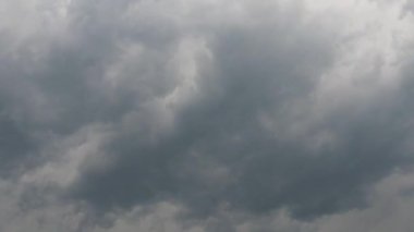 Bulutlar, bulutlar. Hava durumu. Ağır çekim. Korkunç hava kasırgası. Cumulonimbus bulutları, yağmur bulutları, gök gürültülü bulutlar. Koyu gri ya da siyah tabanlı yoğun bir kütle. Süper hücre alarmı. Zaman aşımı.