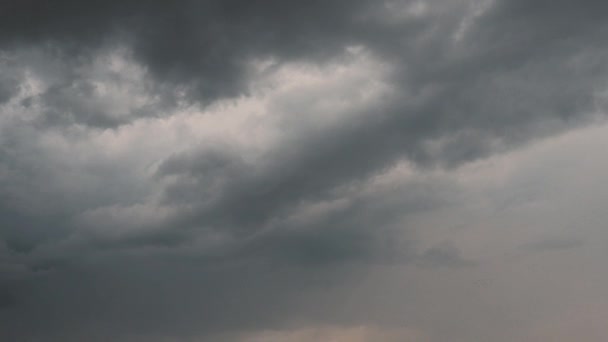 乌云密布 云彩密布多云决定了天气和气候 阻碍了地球表面的冷却和加热 减少气温季节性波动 慢动作 — 图库视频影像