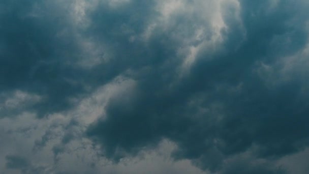 乌云密布 云彩密布天气气候 慢动作可怕的空气旋风 积雨云 密度大 有深灰色或黑色底座 超级细胞警报 时间流逝 — 图库视频影像