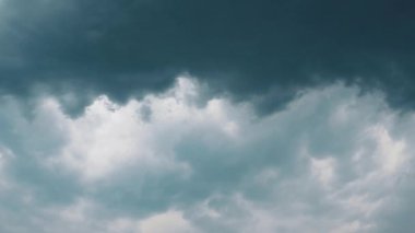 Bulutlar, bulutlar. Bulutluluk iklimi ve havayı belirler, hem Dünya yüzeyinin soğumasını hem de ısınmasını engeller. Yağmurlu, ağır bulutların arka planı. Bulut yavaş çekim videosu. Fırtına.