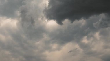 Bulutlar, bulutlar. Bulutluluk iklimi ve havayı belirler, hem Dünya yüzeyinin soğumasını hem de ısınmasını engeller. Yağmurlu, ağır bulutların arka planı. Bulut hızlandırılmış video. Güneş ışınları.