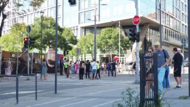Belgrad, Sırbistan, 9.9.2023 King Milan Street 'e karşı Slavia Meydanı yürüyüş noktasını protesto etti. Gurur Yürüyüşü 'nün başlangıcı. Belgrad merkezindeki polis kordonu. LGBT festivali. İnsanlar yürüyor.
