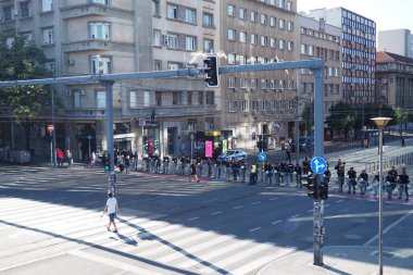 Belgrad, Sırbistan, 9.9.2023 Nemanjina Caddesi 'ne doğru Slavia Meydanı yürüyüş noktasını protesto etti. Gurur Yürüyüşü 'nün başlangıcı. Belgrad merkezindeki polis kordonu. LGBT festivali. İnsanlar yürüyor..