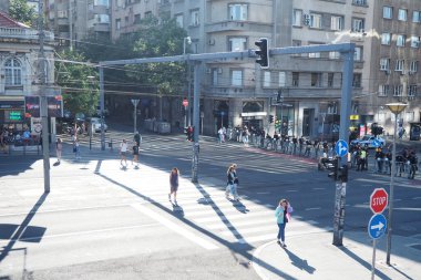 Belgrad, Sırbistan, 9.9.2023 Nemanjina Caddesi 'ne doğru Slavia Meydanı yürüyüş noktasını protesto etti. Gurur Yürüyüşü 'nün başlangıcı. Belgrad merkezindeki polis kordonu. LGBT festivali. İnsanlar yürüyor..