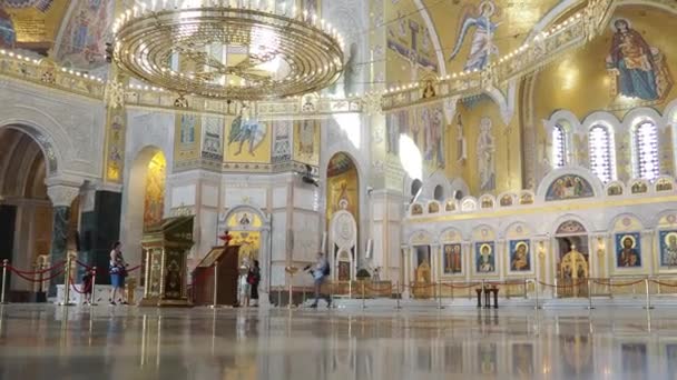 ベオグラード セルビア 2023 セントサヴァ教会 大きなセルビア正教会 観光客や忠実な人々が歩き 祈っています スヴェトサヴィスキー トルグ広場 イエス — ストック動画