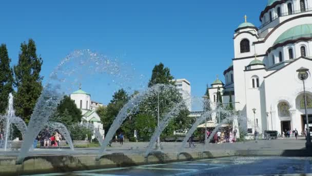 ベオグラード セルビア 9月9 2023セルビア正教会 セルビア正教会 グランディーズベルタワー 噴水に水が噴出する 観光客や忠実な人々が神殿の前を歩いている — ストック動画
