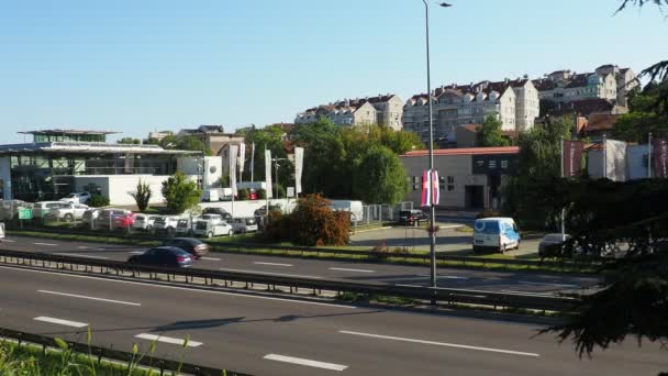 ベオグラード セルビア グイスカ デルラドゥスカ通り 大通りルジ フランセ デュアンペの間の歩行者橋からの眺め 自動車 公共交通機関 多車の高速道路のトラック — ストック動画