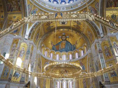 Belgrad, Sırbistan 9.9.23 İçişleri ve St. Sava Kilisesi 'nin dini dekorasyonu. Boyalı tasarımlar, ikonlar, altın detaylar, sütunlar ve kubbeler. Tekerlekli avize horozları. Sava Katedrali, eğri heykeller