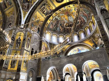 Belgrad, Sırbistan 9.9.23 İçişleri ve St. Sava Kilisesi 'nin dini dekorasyonu. Boyalı tasarımlar, ikonlar, altın detaylar, sütunlar ve kubbeler. Tekerlekli avize horozları. Sava Katedrali, eğri heykeller