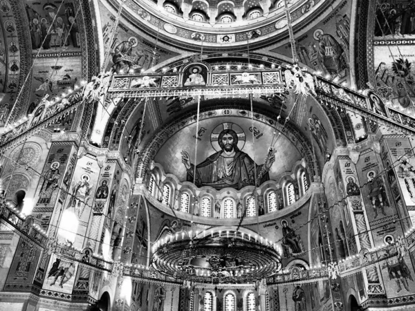 Sava教堂的内部和宗教装饰 彩绘设计 黄金细节 柱子和圆顶 轮式吊灯的号角 萨瓦大教堂 弯曲雕塑 — 图库照片