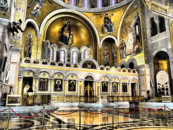 Sava教堂的内部和宗教装饰 彩绘设计 黄金细节 柱子和圆顶 轮式吊灯的号角 萨瓦大教堂 弯曲雕塑 — 图库照片