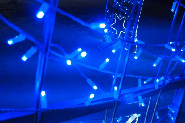 蓝色街道的花环 脱瘾Bokeh 节日背景 蓝色和白色灯泡作为新年和平安夜的装饰品 街道装饰 抽象的亮点 — 图库照片