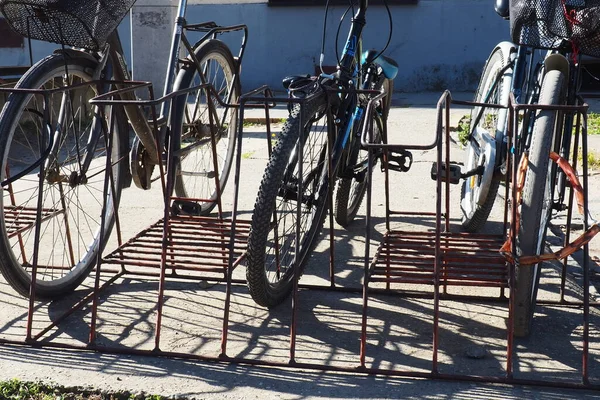 Fahrräder Befinden Sich Fahrradständer Der Einer Metallstruktur Befestigt Ist Ökologischer — Stockfoto