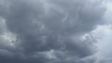 Gökyüzü ve gri bulutlar. Kabarık, siyah bulutlar. Kümülüs bulutları zaman aşımına uğrar. Sonbahar ya da kış gökyüzü zaman aşımı. Doğa hava tahmini. Yağmurlu bulutların arka planı. Bulut dramatik hızlı video. Fırtına.