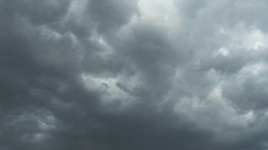 Gökyüzü ve gri bulutlar. Kabarık, siyah bulutlar. Kümülüs bulutları zaman aşımına uğrar. Sonbahar ya da kış gökyüzü zaman aşımı. Doğa hava tahmini. Yağmurlu bulutların arka planı. Bulut dramatik hızlı video. Fırtına.