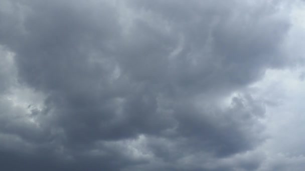 Ουρανός Και Γκρίζα Σύννεφα Φουντωτά Σκούρα Σύννεφα Χρονικό Κενό Νέφους — Αρχείο Βίντεο
