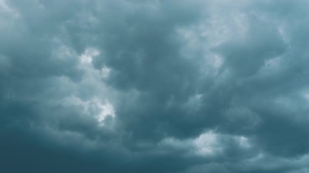 Ουρανός Και Γκρίζα Σύννεφα Φουντωτά Σκούρα Σύννεφα Χρονικό Κενό Νέφους — Αρχείο Βίντεο
