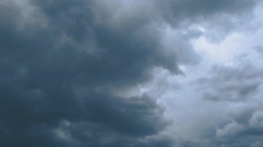 Gökyüzü ve gri bulutlar. Kabarık, siyah bulutlar. Kümülüs bulutları zaman aşımına uğrar. Sonbahar ya da kış gökyüzü zaman aşımı. Doğa hava tahmini. Yağmurlu bulutların arka planı. Bulut dramatik hızlı video. Fırtına.