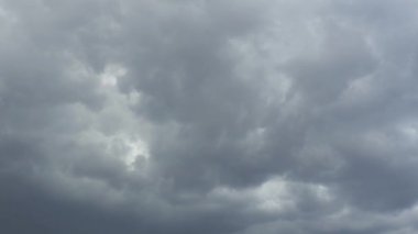 Gökyüzü ve gri bulutlar. Kabarık, siyah bulutlar. Kümülüs bulut bulutu ağır çekim. Sonbahar ya da kış gökyüzü gerçek zamanlı. Doğa hava tahmini. Yağmurlu bulutların arka planı. Sisli ya da nemli sis.
