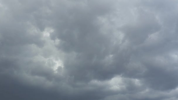 Небо Серые Облака Пушистые Пушистые Темные Облака Кучевое Облако Замедленной — стоковое видео