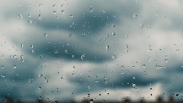 窗外多雨的天 雾蒙蒙的玻璃窗 有几滴降水 伤心的心情 天气预报 蒸汽和冷凝物 积雨云的时间消逝了 雨蓝色的背景 — 图库视频影像