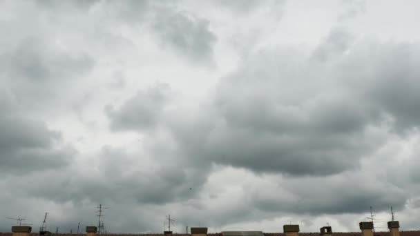 白と灰色のふわふわの雲 クラウドスケープのタイムラプス 夏か秋か 自然の天気の空 雨雲の背景について クラウドタイムエラービデオ ストーム 屋根の上のチムニー — ストック動画