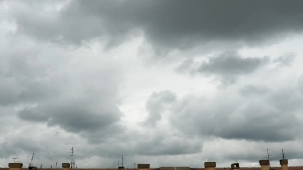 Nuvens Macias Inchadas Brancas Cinzentas Cumulus Cloudscape Câmera Lenta Verão — Vídeo de Stock