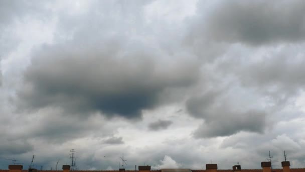 Weiße Und Graue Geschwollene Flauschige Wolken Cumulus Cloudscape Zeitraffer Zeitraffer — Stockvideo