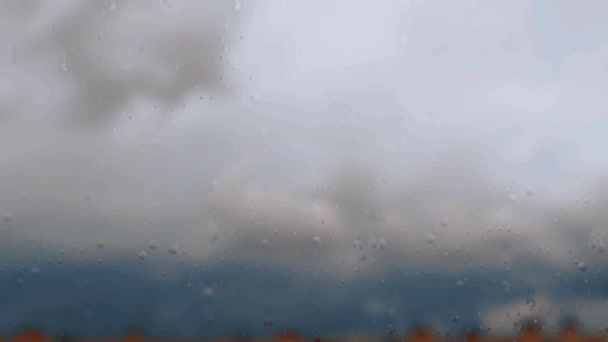 Βροχερή Συννεφιά Έξω Από Παράθυρο Ομιχλώδες Τζάμι Σταγόνες Βροχής Λυπημένη — Αρχείο Βίντεο