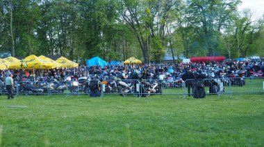 Sırbistan 'ın Sremska Mitrovica kenti, 04.29.23 Toplama veya bir festivalde motosikletçi ve motorcuların buluşması. Deri elbiseli insanlar motosikletlerin yanında yürürler. Motosiklet kulübü. Altkültür olarak bisikletçilik