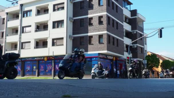 Sremska Mitrovica Serbia 자전거 사람들은 거리를 퍼레이드합니다 자전거와 오토바이 운전자의 — 비디오
