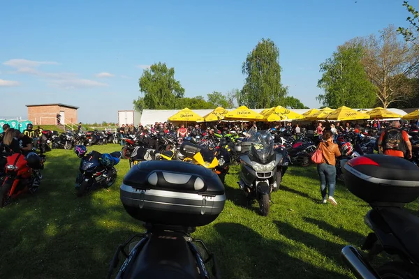 Sremska Mitrovica Serbia Gathering Thering Meeting Motorcyclists Bikers Festival 穿着皮衣的人走在摩托车旁边 — 图库照片
