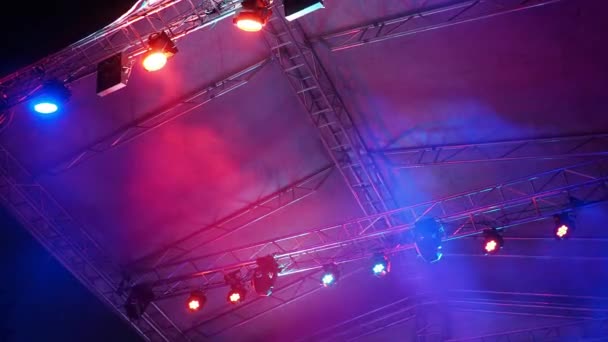 Hasil Karya Insinyur Pencahayaan Sebuah Konser Soffits Ramp Blind Reflektor — Stok Video
