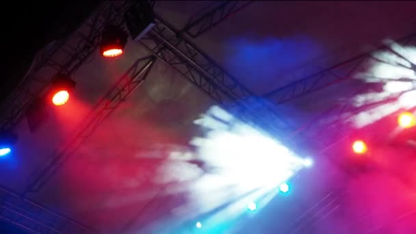 Bir Konserde Işıklandırma Mühendisinin Çalışmasının Sonucu Soffits Rampa Gözlüğü Parabolik — Stok video