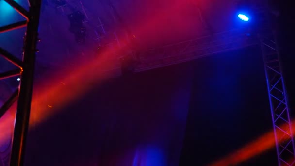 Renkli Gölgeler Işınlar Sırayla Parlıyor Bir Konserde Işıklandırma Mühendisinin Çalışmasının — Stok video