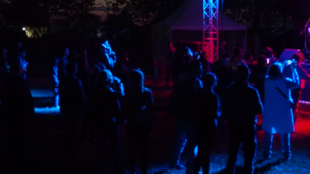 斯雷姆斯卡 米特罗维察塞尔维亚04 23骑摩托车和骑自行车的人在一个义肢节聚会 Bikerism亚文化 摇滚乐队的演出 摇滚音乐会人们在黑暗中跳舞 欣赏音乐 — 图库视频影像