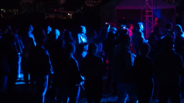 斯雷姆斯卡 米特罗维察塞尔维亚04 23骑摩托车和骑自行车的人在一个义肢节聚会 Bikerism亚文化 摇滚乐队的演出 摇滚音乐会人们在黑暗中跳舞 欣赏音乐 — 图库视频影像