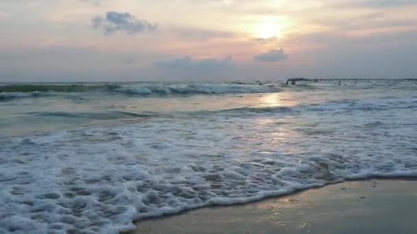 Ondas Calmas Rolam Sobre Costa Arenosa Pôr Sol Mar Oceano — Vídeo de Stock