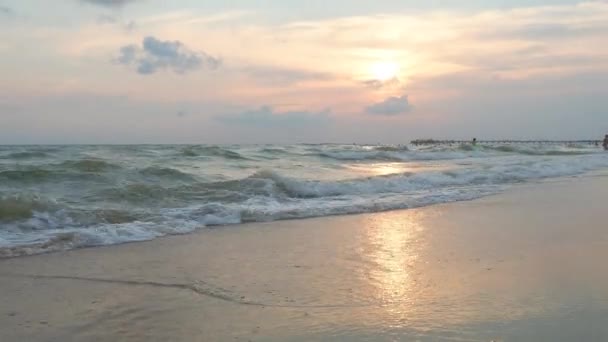 Анапа Росія Спокійні Хвилі Перекидаються Через Піщаний Берег Захід Сонця — стокове відео