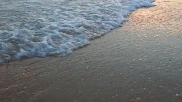 Піщаний Берег Чорного Моря Спокійні Хвилі Перекидаються Через Піщаний Берег — стокове відео
