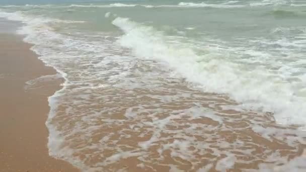 Pantai Berpasir Laut Hitam Gelombang Tenang Berguling Atas Pantai Berpasir — Stok Video