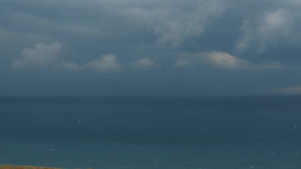 深海に 地平線上の劇的な雷雲 ハリケーンの前に黒い海の波 嵐の警告は 危険な自然気象現象の発生を予測するものです 泡帽子が付いている波 — ストック動画