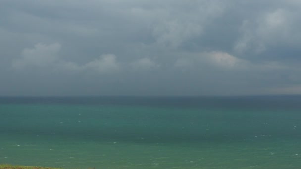 深海に 地平線上の劇的な雷雲 ハリケーンの前に黒い海の波 嵐の警告は 危険な自然気象現象の発生を予測するものです 泡帽子が付いている波 — ストック動画