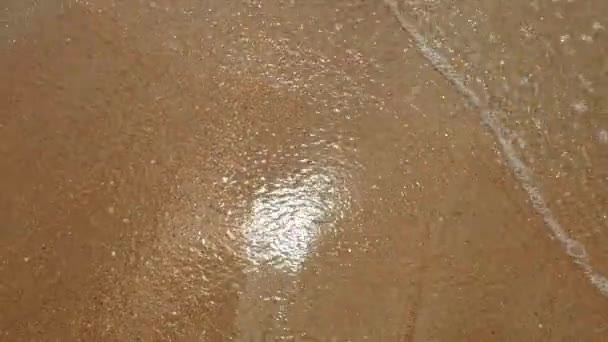 透明な海水は暖かい砂に泡が付いている急いで 純粋な水晶ミネラル物質 二酸化ケイ素 砂は緩やかな堆積岩であり 岩粒からなる人工材料でもある — ストック動画