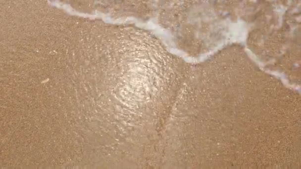 Прозрачная Морская Вода Стекает Пеной Тёплый Песок Чистый Кварцевый Минеральное — стоковое видео