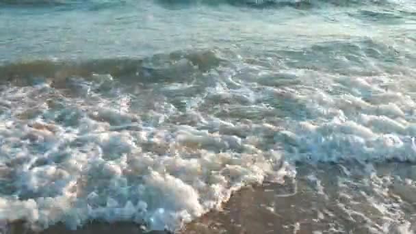 美しい熱帯ビーチの映像 白いターコイズの海の波が付いている驚くべき砂浜の海岸線 水面の質 泡立った波 黒い海だった 海や海での夕日とアフターグロー イブニング シースケープ — ストック動画