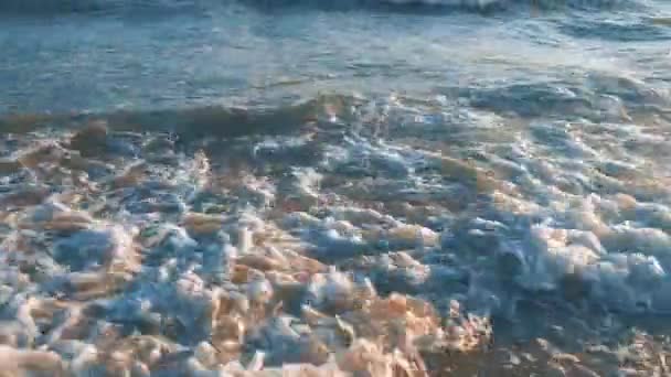 영상입니다 청록색 파도와 놀라운 해안선 바다에서 일몰과 애프터글로우 케이프 — 비디오