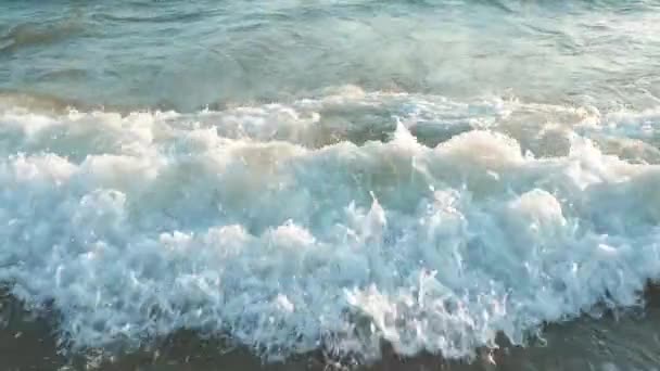 美しい熱帯ビーチの映像 白いターコイズの海の波が付いている驚くべき砂浜の海岸線 水面の質 泡立った波 黒い海だった 海や海での夕日とアフターグロー イブニング シースケープ — ストック動画